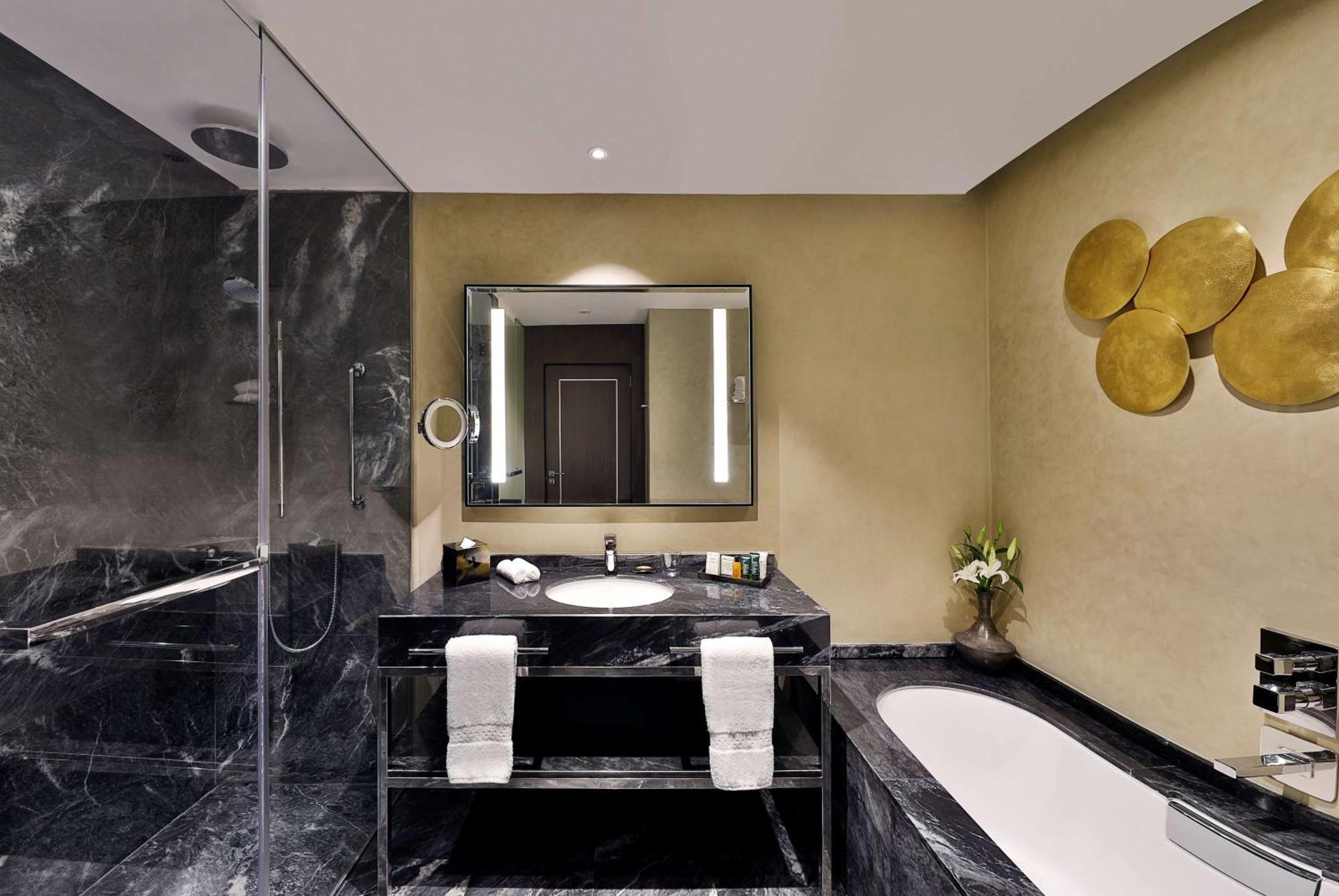 Hilton Tanger City Center Kültér fotó Bathroom