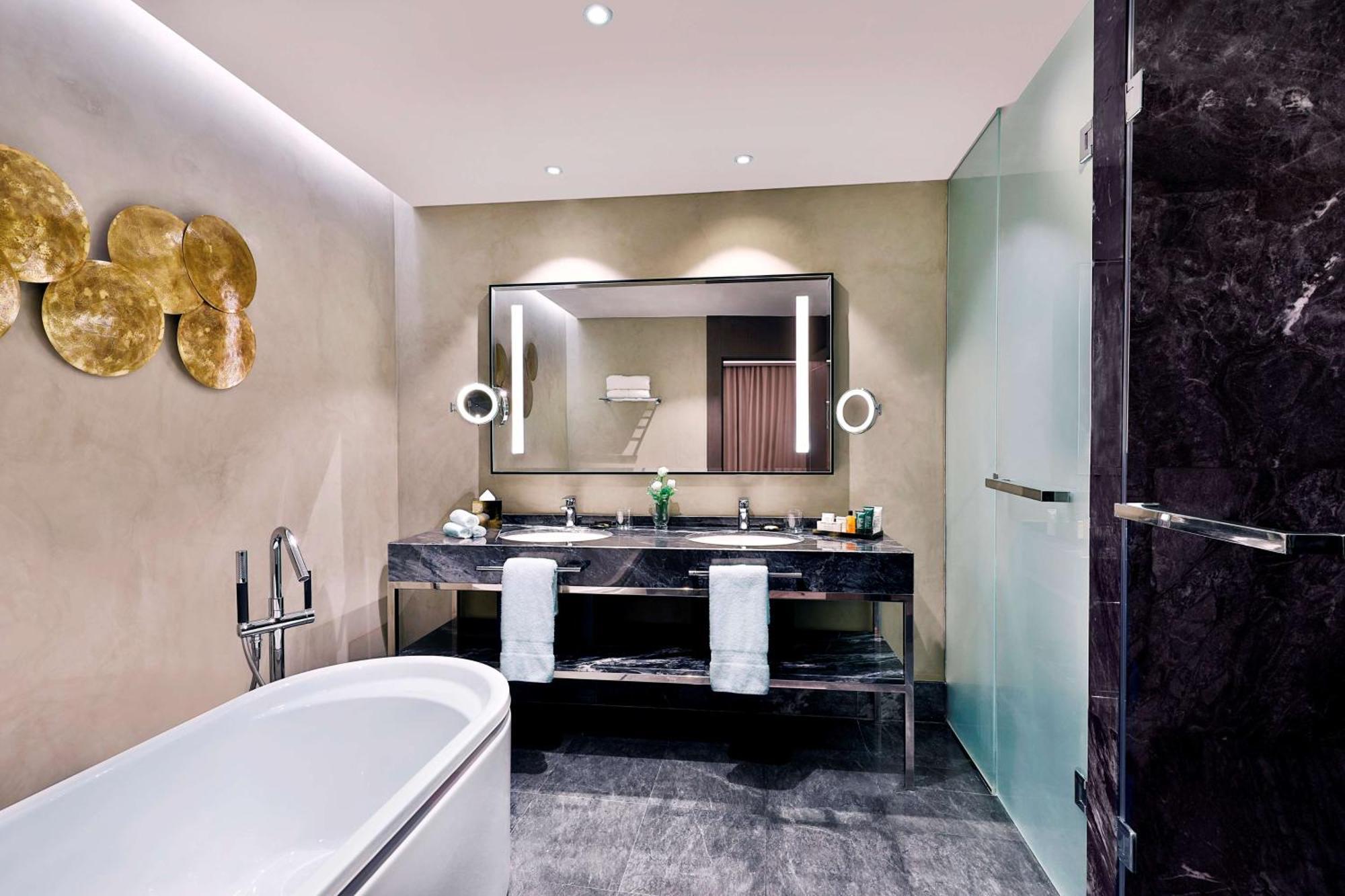 Hilton Tanger City Center Kültér fotó Bathroom