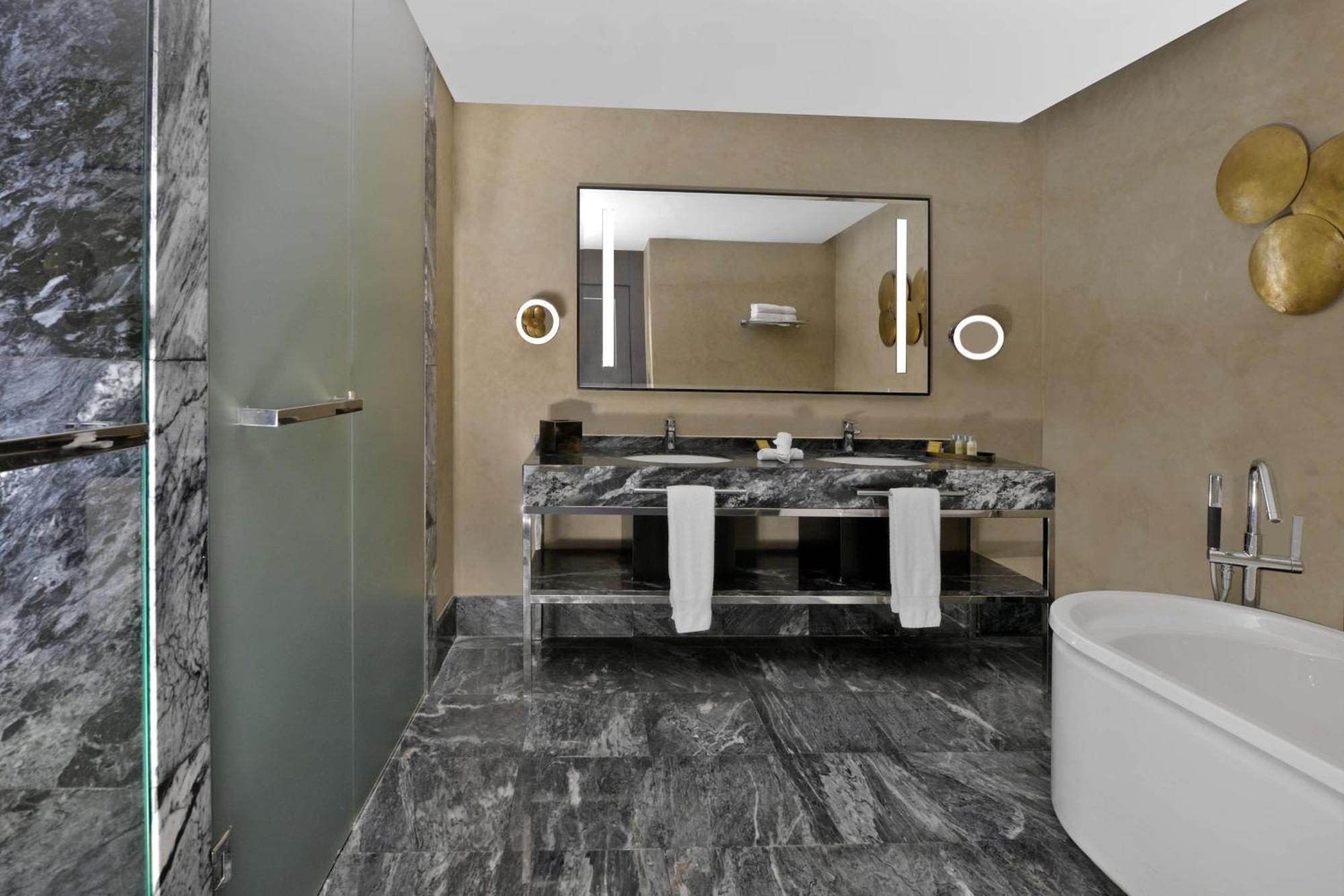 Hilton Tanger City Center Kültér fotó Bathroom